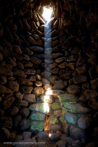 8) Nuraghe Aiga (40D_8185_1rid).jpg - Il raggio di luce alle ore 10:44 (le 11:44 dell'ora legale).